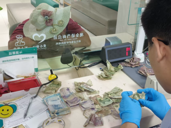 98策略 农行济南泺源无影山支行：拼凑币兑换显担当，贴心服务暖民心