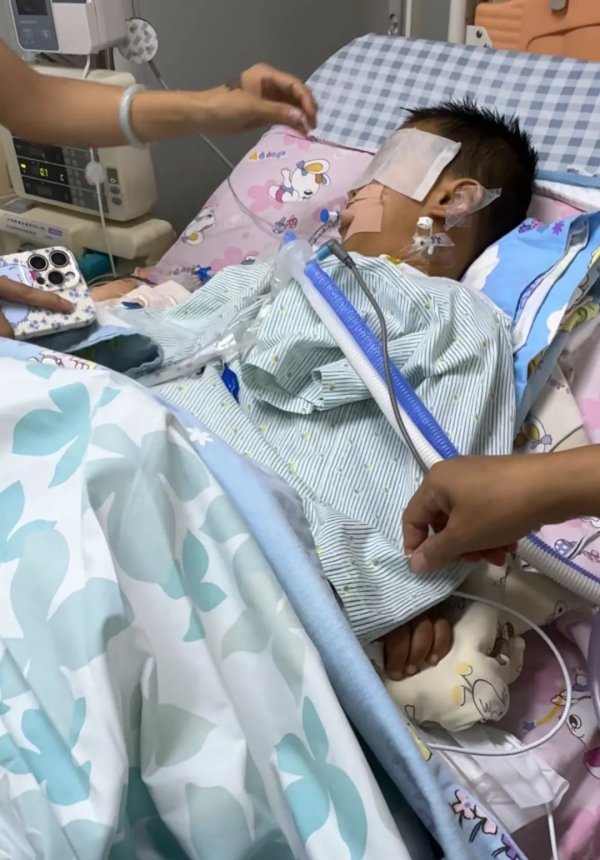 聚富配资 3岁男童做小手术后脑死亡！医院监控已覆盖不可见？母亲曾想转院被拒